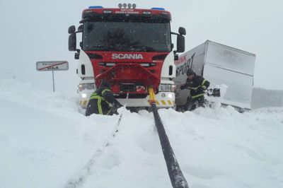 En kurértransport var kørt fast og så fik den modkørende brandbil problemer. De to køretøjer stod tæt og det komplicerede bjærgningen af brandbilen.