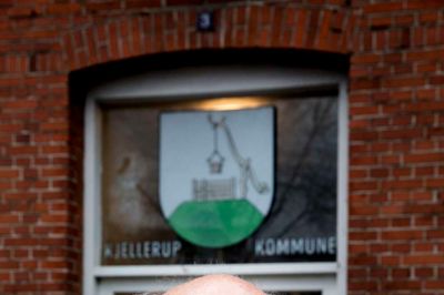 Byens logo da det endnu sad i byens gamle rådhus. Christian Jørgensen fra CE Estate efterlyser nu forslag til, hvor den gamle rude skal ende.