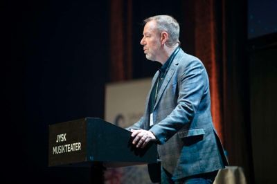Direktør for Silkeborg Business, Anders Killmann Petersen, kunne melde alle pladser besat til den årlige nytårskur i Jysk Musikteater. Dermed var der 350 gæster, som hørte om årets gang i det lokale erhvervsliv.