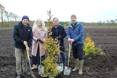 I starten af november 2023 var der første spadestik på den første lokale klimaskov i kommunen, nemlig ved Aalborgvej ved Hauge. På billedet ses direktør for klimaskovfonden, Poul Erik Lauridsen, vicepræsident for pakker og kommunikation i Postnord, Stine Sander, samt formanden for klima- og miljøudvalget, Rune Kristensen (S), samt projektleder Kristian Nielsen.