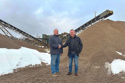 Demstrup Autotransport med Preben Hansen (tv) som medejer har overtaget Ragners Grusgrav her repræsenteret af Brian Sønderby. Privatfoto