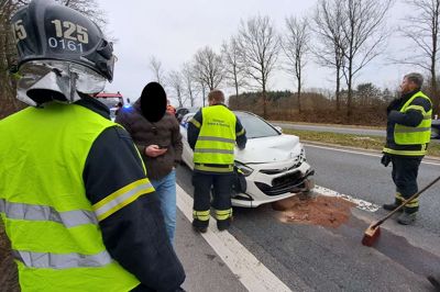 Sammenstødet medførte, at den trafikerede omfartsvej var delvist spærret, og i en periode var trafikken fra Kjellerup-siden helt lukket til over en længere distance op til Haugevej. Foto: Peter Erfurt