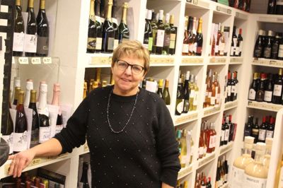 Carla Christensen i sin forretning. Hun har drevet forretning i Kjellerup i 20 år. Det fejres på lørdag.