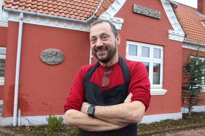 Tidligere Michelin-kok Alessandro Jacoponi er klar til et liv i lavere gear. De perfekte rammer fandt han og kæresten Maria i Thorning. Foto: Rasmus Viuff.