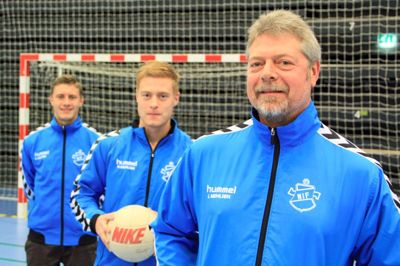 Stig Mehlsen (th) har i flere år foruden almindelig udendørs fodbold også været engageret i den indendørs fodbold-disciplin, der hedder futsal. Hans sønner Niklas (i midten) og Jannik var med på det lokale futsal-hold, som rykkede op i den bedste danske liga en periode. Foto: Adam Haff