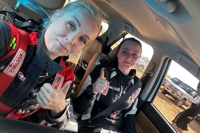 Første løbsdag i Rally Jameel gik godt placeringsmæssig, men var noget af en øjenåbner for de to rally-makkere Charlotte Lebeck Østergaard (til højre) og Jeanette Kvick (til venstre). Foto: Privat.