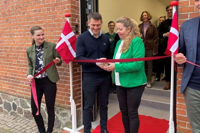 Manden bag det nye kontorfællesskab Christian Jørgensen og borgmester Helle Gade (S) var fælles om at klippe båndet til de nye lokaler på Torvet 3 i Kjellerup.