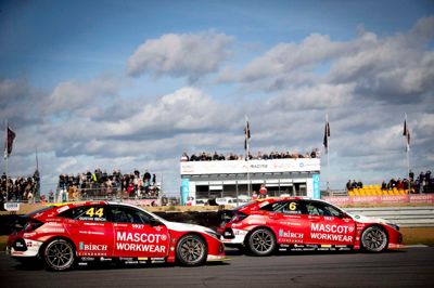 Her er de to TCR-racere fra sidste sæson. Der var lige indkøbt nye Honda-biler i GMB Motorsport, og det er dem, som Christian Jensen har været med til at købe.