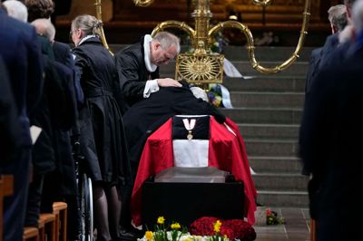 Søren Pape Poulsens mor, Ruth Pape Poulsen, var tynget af sorg ved slutningen af bisættelsen, hvor biskop Henrik Stubkjær trøstede hende. Foto: Bo Amstrup/Ritzau Scanpix