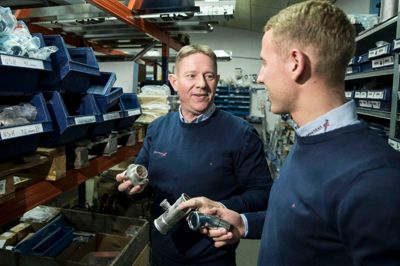 Claus Egholm (tv.) er stifter og administrerende direktør hos Kjellerup Group, der dækker over selskaberne Kjellerup VVS A/S, Kjellerup VVS Service A/S, Kjellerup Ventilation Aps og Kjellerup Green Energy Aps. Sønnen Mathias Egholm (th.) er i dag indkøbschef i Kjellerup Group. Foto: Martin Ballund
