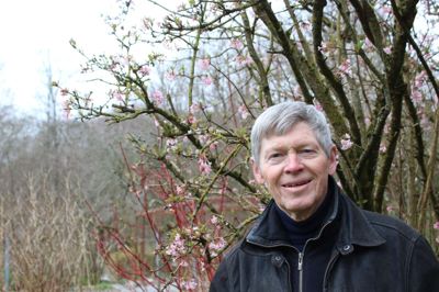Finn Trangbæk, der fylder 80 år 3. april, glæder sig til at komme i haven, som er én af hans helt store glæder.