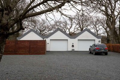 Den eksklusive arkitekttegnede villa på Skovvej 46 er lige nu det dyreste hus til salg i Thorning med en pris på 3.495.000 kroner.
