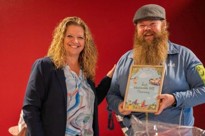Borgmester Helle Gade sidste år sammen med daværende formand for Thorning Borgerforening, Thomas Ardahl Kirk, der fik overrakt prisen for Thorning som årets lokalområde i Silkeborg Kommune.