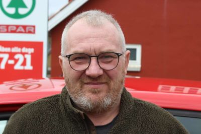 Steen Bisgaard, 52, Thorning. - Jeg savner, at der kører ordentlig bus, når skolen holder fri. Jeg har en svigermor, der ikke kan køre til Kjellerup selv, så hun er afhængig af bus, når hun skal derind. Ellers mener jeg, at Thorning er en god by, hvor vi ikke mangler ret meget.
