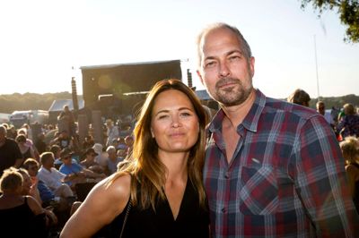 Mette Østergaard indledte karrieren på Midtjyllands Avis. Nu er hun hentet til et stort job i Dansk Industri. Her er hun hjemme i Ans til Tange Sø Festival i 2022 sammen med sin kæreste Jonas Kuld Rathje. Foto: Jakob Stigsen Andersen