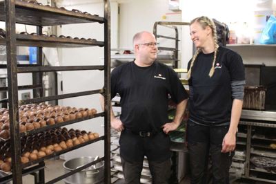 Bagermester Torben Berg sammen med konditor Anette Drengsgaard i Berg's Bageri, der netop har vundet sølv i konkurrencen om Danmarks Bedste Romkugle.