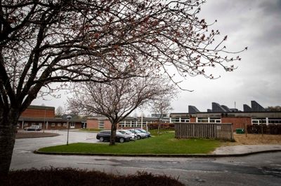 Nye besparelser på grund af omfattende budgetoverskridelser rammer skolerne i Viborg Kommune hårdt. Én af skolerne er Bøgeskovskolen i Bjerringbro.