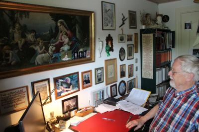 Frede Møller i sit lille kontor i Ans. Det store billede hængte over hans forældres seng i Feldsted - der hvor han blev født.