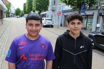 Rami Aldirawi og Abdul El-Rahnouh i Kjellerup har startet deres eget firma for at tjene lommepenge.