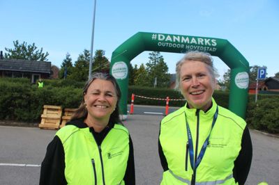 Karina Lavrsen (th), her sammen med Tina Jakobsen, som hun laver Lokaldyst sammen med, er låret til Årets Æresborger i Vium-Hvam.
