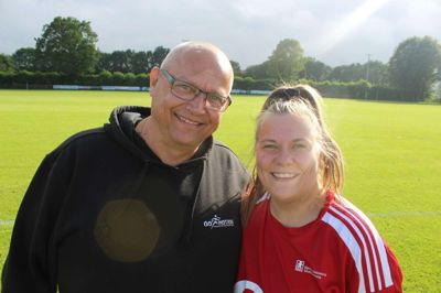 Kim Klein - her sammen med datteren Maria Jensen, der er aktiv fodboldspiller i SDIF - rykkede til Sjørslev netop på grund af datter og børnebørn. Foto: Rasmus Viuff