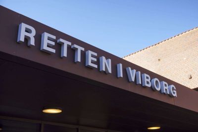 Retten i Viborg har afsat en hel dag til at behandle retssagen mod en kvinde, som er tiltalt for hæleri, bedrageri samt brud på kniv- og færdselslov.
