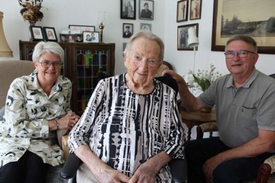 Eva Pedersen med sine to børn, Jytte og Jakob. Hun fylder 100 år i dag.