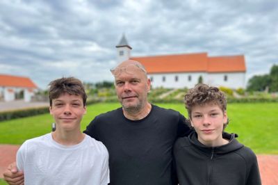 Anders Gammelgaard Nielsen og hans to sønner, 15-årige Charles (til højre) og 13-årige Alver, synes godt om faciliteterne på hærvejsherberget i Thorning, og var et smut oppe at se kirken inden dagens etape.