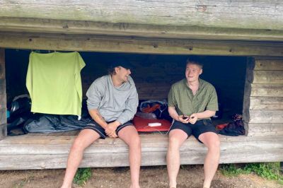 23-årige Nikolaj Hein Hansen (til højre) og 22-årige Niels Høy Larsen fra Hjørring har været gode venner siden gymnasiet. Derfor har de valgt at tage på kanotur sammen i seks dage af sommerferien.