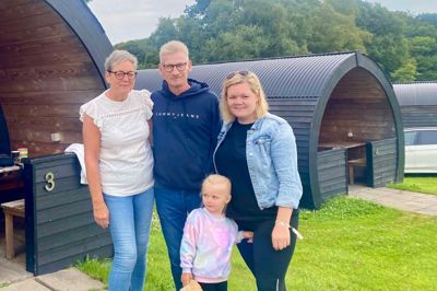 Johnni og Berit Nielsen har valgt at overnatte på Danhostel Kjellerup med deres datter, Louise Sørensen (til højre) og deres to børnebørn 10-årige Waldemar og 4-årige Wictoria. Waldemar ville dog helst ikke være med på billedet. Om lidt kører han med sin familie til Givskud Zoo, og derefter vender de alle tilbage til deres hjem på Fyn.