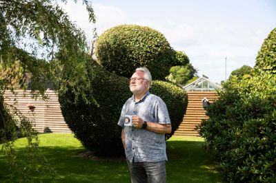 Søndag fylder Anders Hartvig 70 år. Og selv om han altid kun har betragtet alder som et tal, men det er ret højt efterhånden, funderer han i den velplejede have i hjemmet i Kjellerup.