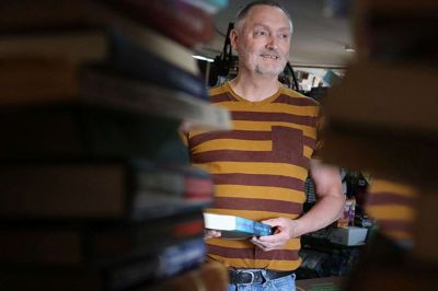 René Sørensen har Læsehesten og Knappes Antikvariat, og i fremtiden bliver der mere fokus på onlinehandel.