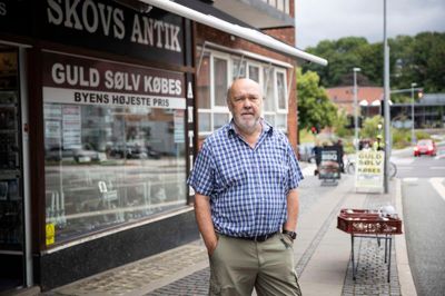I begyndelsen af 1980erne overtog og videreførte Ole Skov antikvitetsforretningen efter sin far. Dengang lå Skovs Antik i Kjellerup, men siden 1989 har den været i Silkeborg.
