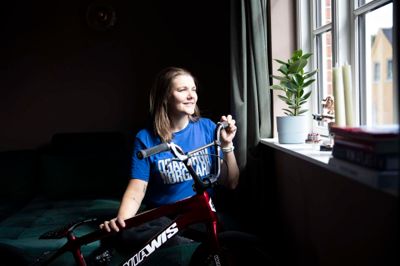 Simone Tetsche Christensen, der er forhenværende BMX cykelrytter, har deltaget i OL to gange. I dag lever hun et andet liv, hvor familien og medicin-studiet har høj prioritet.
