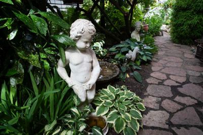 Stort set alt hvad der kommer ind i haven i Kjellerup er genbrug. Det gælder også de mange statuer og porcelænsfigurer, der er placeret rundt omkring i haven.