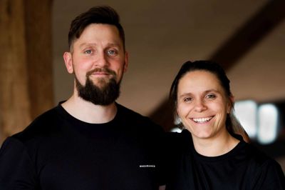 - Der skal være plads til at prioritere sin egen sundhed, siger Sarah Høøg Hanhart, der sammen med ægtefællen Casper Høøg Hanhart etablerer fysioterapi-klinik i Funder, der har fleksible åbningstider og hvor førstnævnte tilbyder en uforpligtende samtale og muligheden for at benytte sundhedsforsikring og Sygeforsikring Danmark.