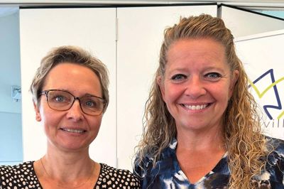 Linda Lyngsøe, som er en af kræfterne bag Fredagssamvær, modtager Fællesskabsstafetten fra Borgmester Helle Gade.