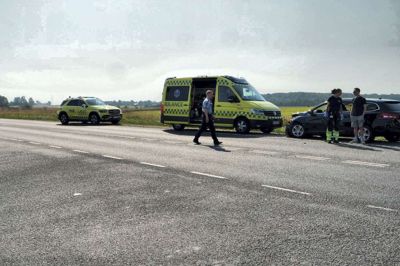 Der blev sendt flere ambulancer og en lægebil til uheldsstedet på Kjellerupvej.