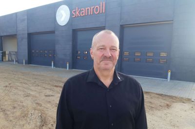Fabrikschef hos Skanroll, Kenn Møller, ved den nye bygning, der blev taget i brug sidste år.