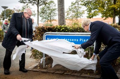 Niels Due Jensen oplevede i 2018 som en af de få at få opkaldt en plads efter sig, mens han stadig var i live. Det var en stor dag, da alt faldt på plads på Niels Due Jensens Plads, der i det kommende år med Grundfos som den helt store sponsor blev omdannet til en helt ny spændende plads med fokus på leg og oplevelser. Pladsen afsløres her med borgmester Ulrik Wilbek. Foto: Martin Ballund