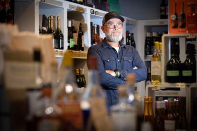49-årige Brian Winkler Møller overtager ved årsskiftet Vinspecialisten efter Carla Christensen. Og han er ikke på bar bund. Han er i bestyrelsen for en vinklub, er uddannet i Superbrugsen og har i 25 år været salgskonsulent med detailhandlen som kunder.