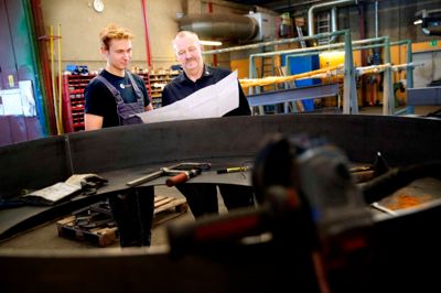 Fabrikchef hos Skanroll A/S, 40 års-jubilaren Kenn Møller (th) , er her taget ved en tidligere lejlighed sammen med daværende lærling, Daniel Jacobsen fra Skanroll.
