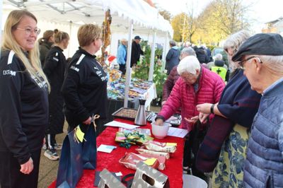 Christina Kristensen og Ann Kirkegaard havde igen i år succes med deres indsamling. Billedet er fra en tidligere indsamling.