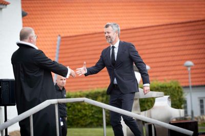 Som en af de sidste dukkede kong Frederik op i Bjerringbro Kirke. Her hilser han på provst Bjarne Markussen, der tog i mod gæsterne.