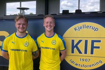 KIF-træner Søren Lind (t.v.) og Simon Thorsø kan se frem til en ny sæson i serie 2, efter Kjellerup-holdet tog en vigtig udesejr over Ry i sidste spillerunde. Privatfoto