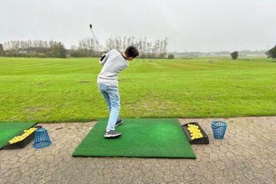 Elever fra Bjerringbro Skole lærer at tee ud ved Tange Sø golfbane. Foto: Viborg Kommune