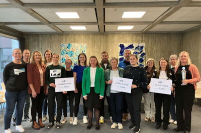 Repræsentanter for otte af de ni lokalområder, der var en del af Lokaldysten i år sammen med borgmester Helle Gade. Foto: Silkeborg Kommune
