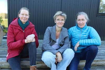 Line Skarbye (tv), Kristina Larsen og Mette Mathiesen fra Vinderslev og Omegns Lokalråd ønsker en mere sikker cykelvej mellem Pederstrup og Vinderslev. Foto: Rasmus Viuff