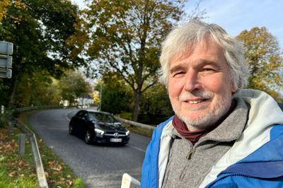 Søren Thomsen ved vejstykket uden cykelsti.