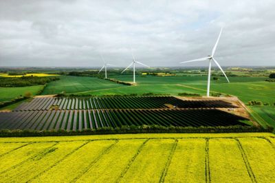 Energipark Marsvinslund er en hybridpark bestående af tre Vestas-vindmøller og et solcelleanlæg på 6,6 MW, der bevæger sig efter solen. Foto: Jeppe Bøje Nielsen
